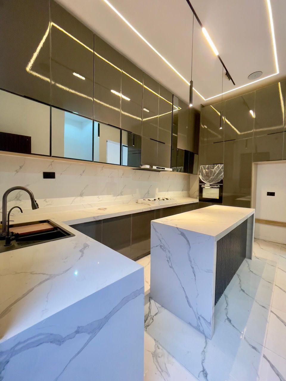 Luxury 4-Bedroom Smart Home — tour 1