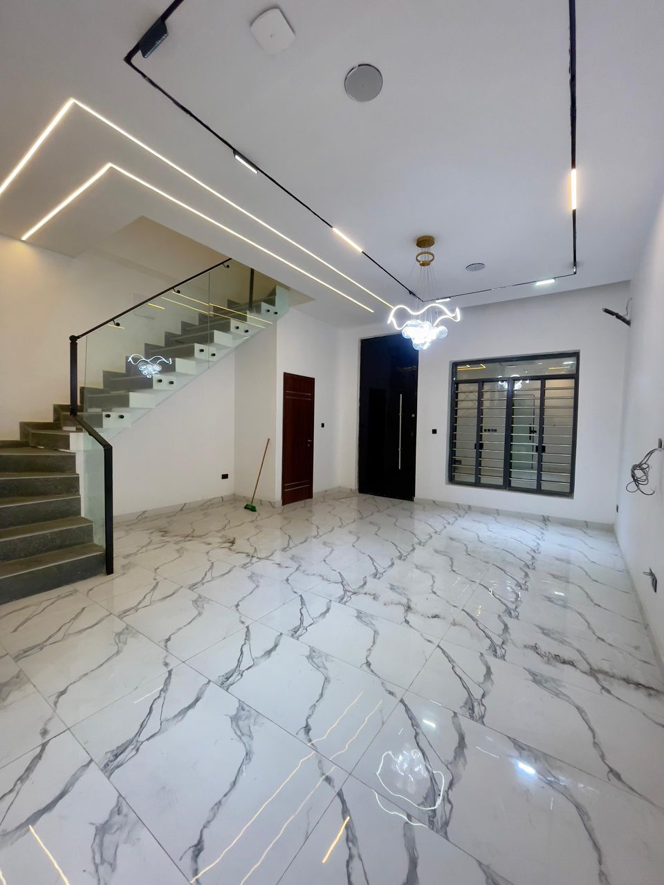 Luxury 4-Bedroom Smart Home — photo 2