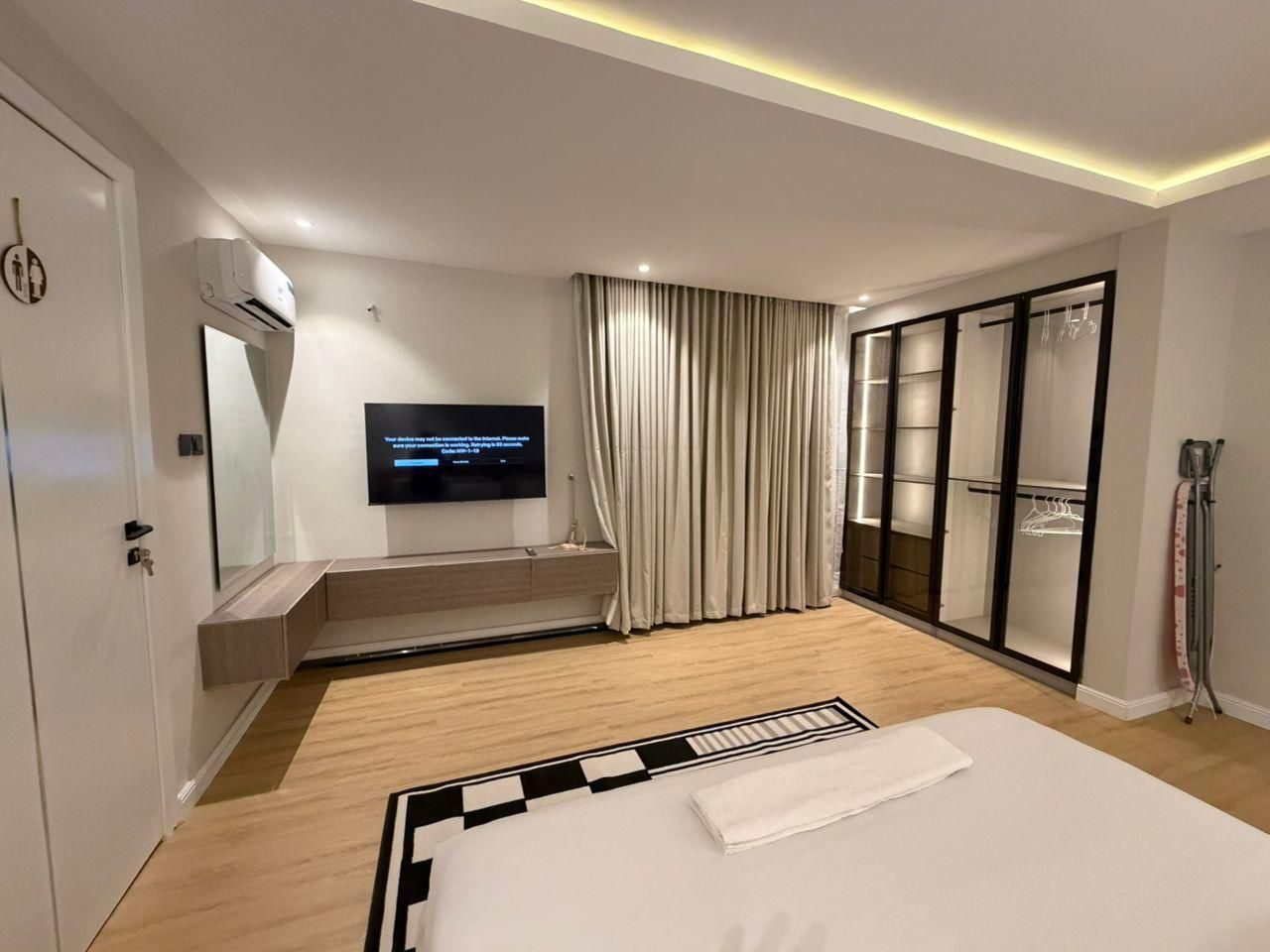 Luxury 1-Bedroom Apartment — tour 3