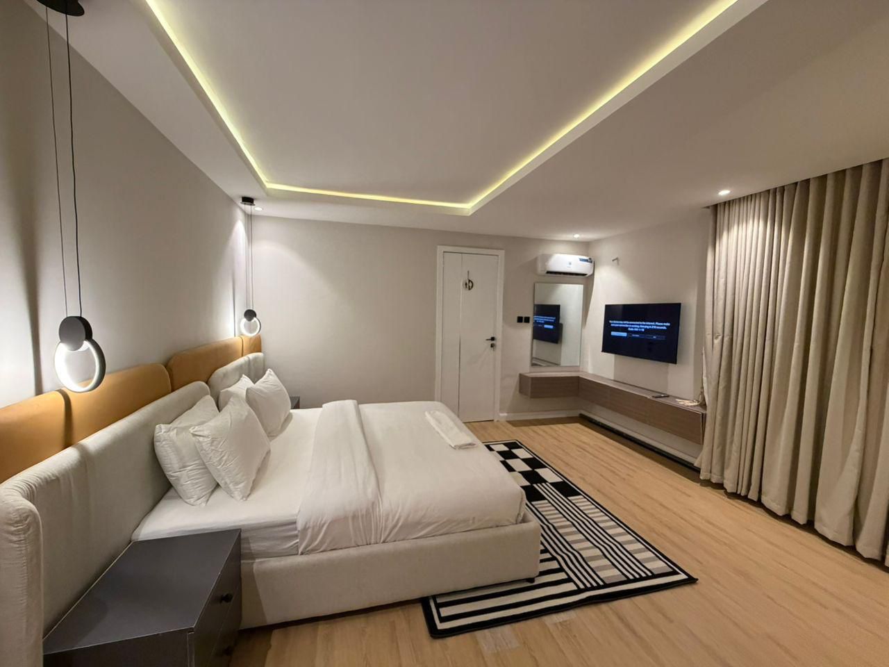 Luxury 1-Bedroom Apartment — tour 4