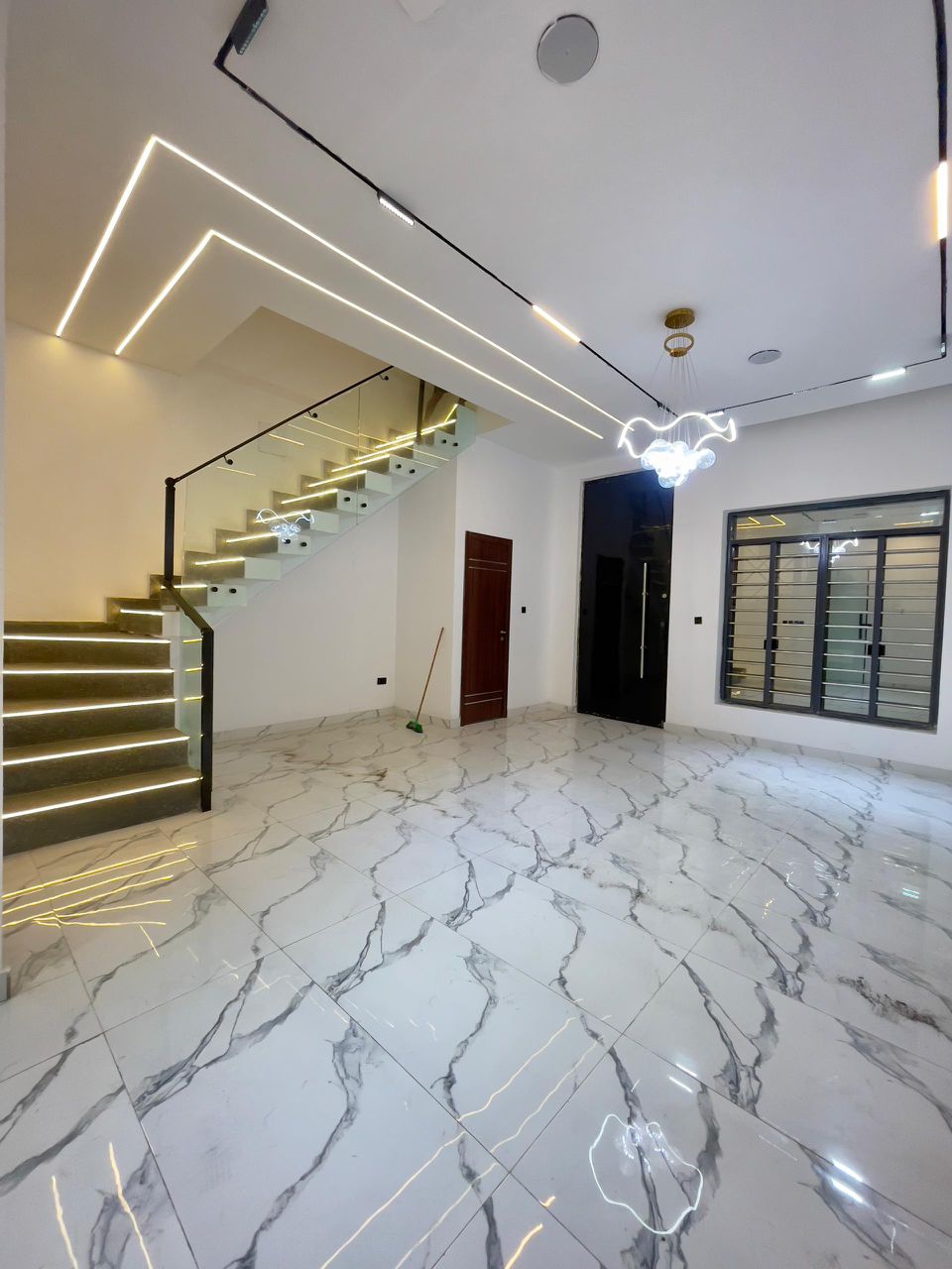 Luxury 4-Bedroom Smart Home — photo 3