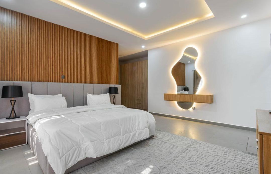 Luxury 4-Bedroom Duplex — tour 2