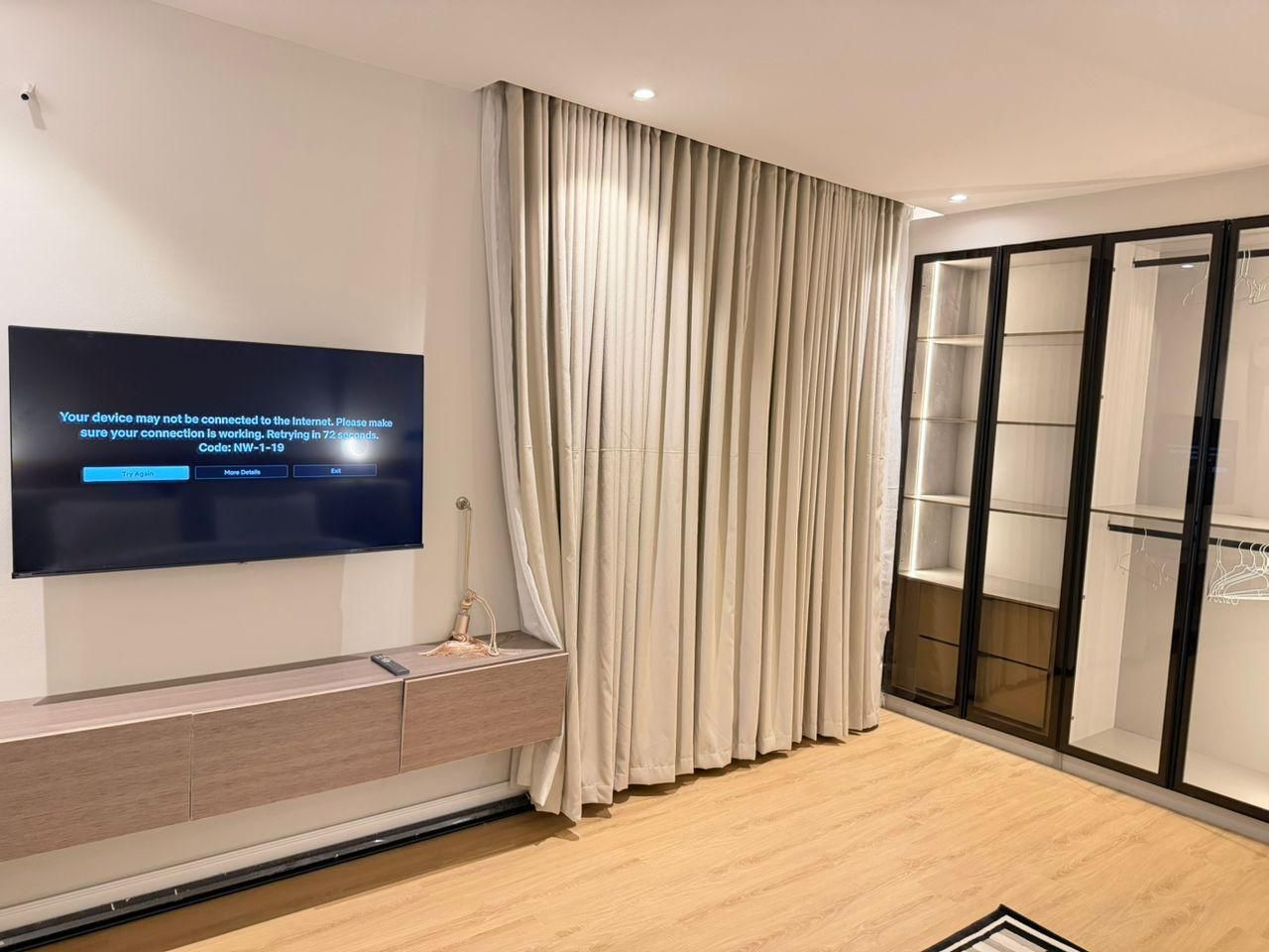 Luxury 1-Bedroom Apartment — tour 2